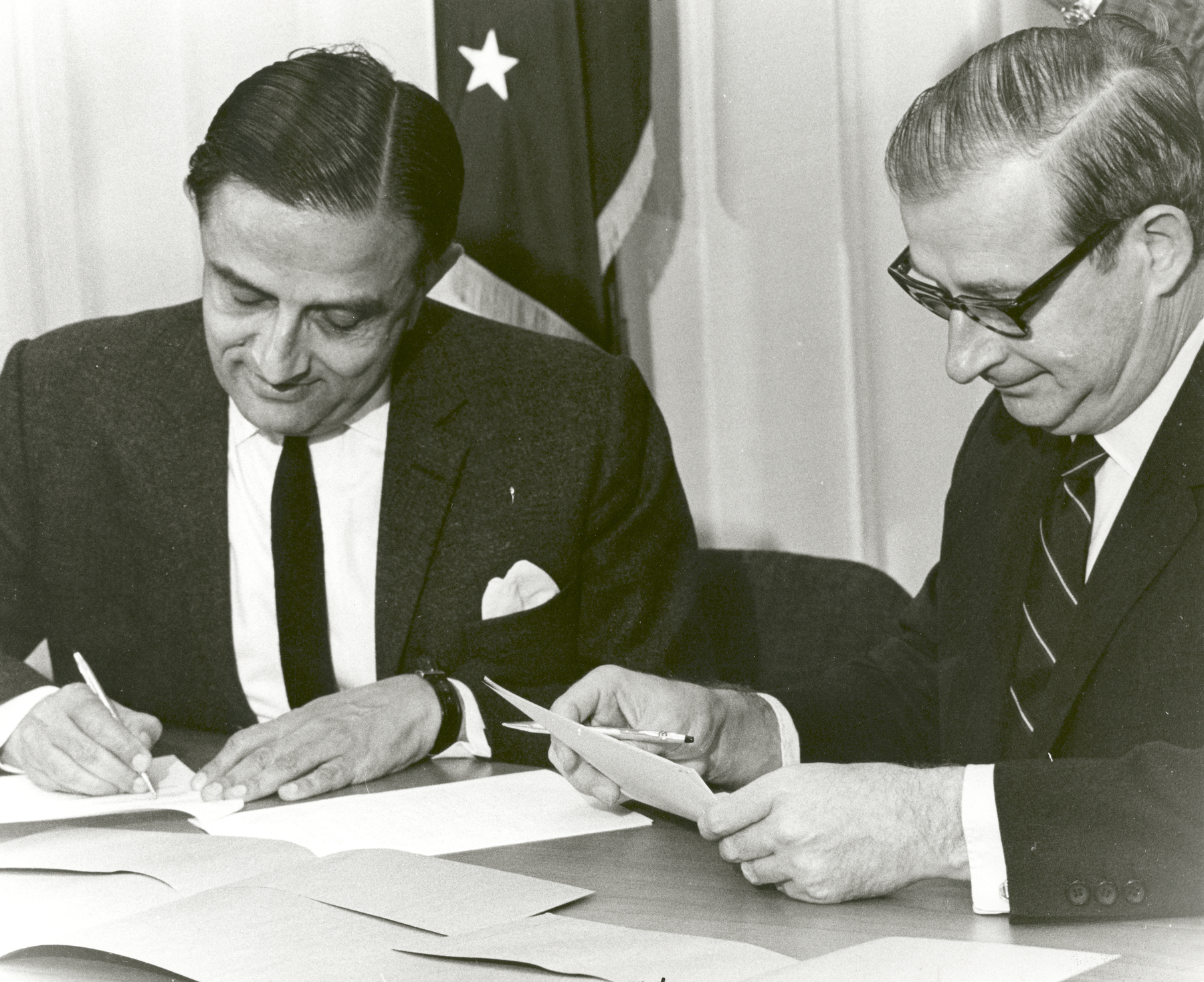 Vikram Sarabhai and Thomas Paine signing a satellite cooperation agreement in 1969